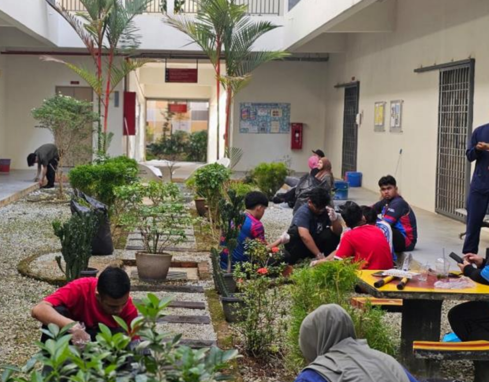 Warga PBU bergotong-royong membersihkan dan menceriakan kawasan landskap kampus.