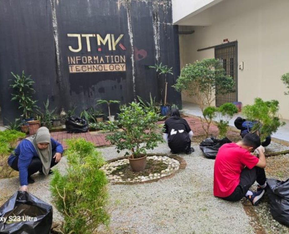 Aktiviti penjagaan landskap di kawasan Jabatan Teknologi Maklumat dan Komunikasi PBU.