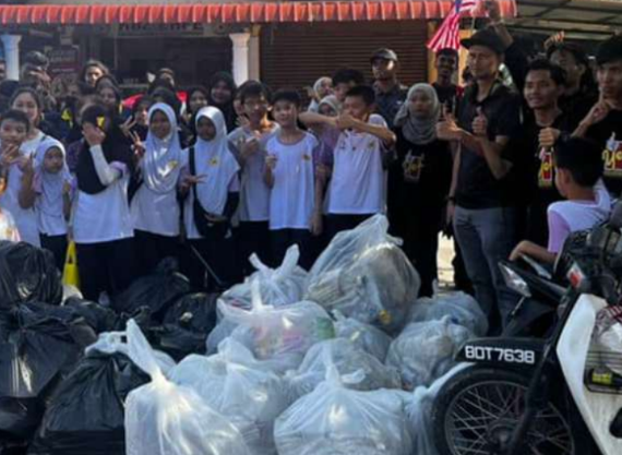 Peserta program bersama sisa yang dikumpulkan semasa Let’s Clean It Up Malaysia 2024.