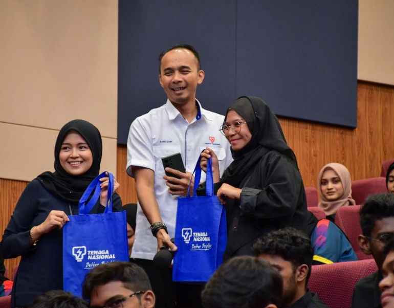 Penglibatan peserta bersama wakil Tenaga Nasional Berhad dalam program.