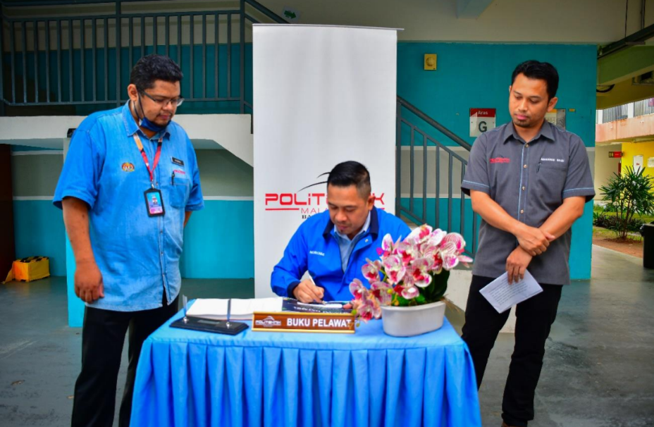 Sesi menandatangani buku pelawat sempena program di Politeknik Balik Pulau.