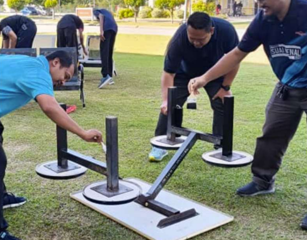 Warga PBU menjalankan kerja baik pulih peralatan semasa program gotong-royong.