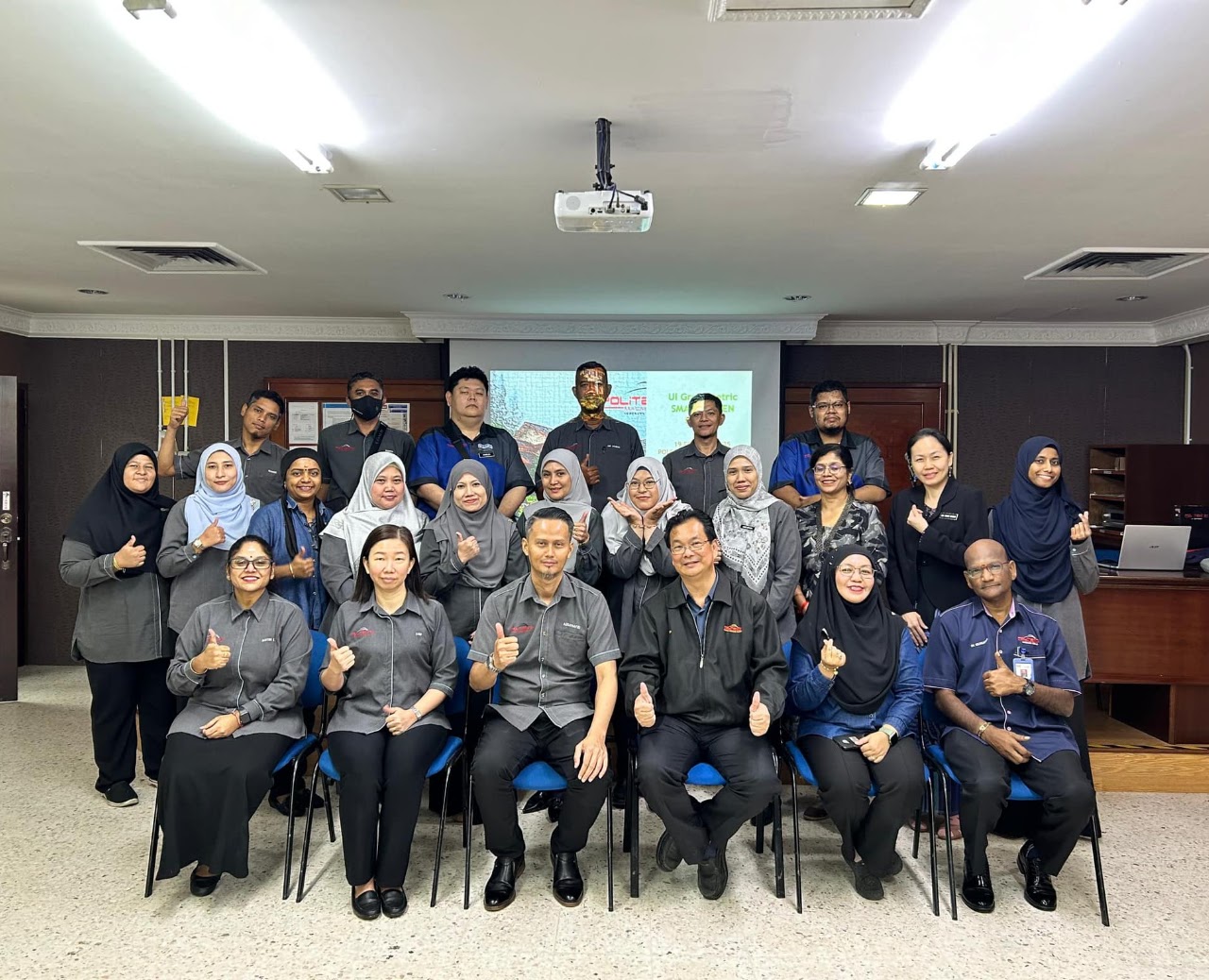 Gambar berkumpulan sempena lawatan penanda arasan Smart Green PBU ke Politeknik Seberang Perai.