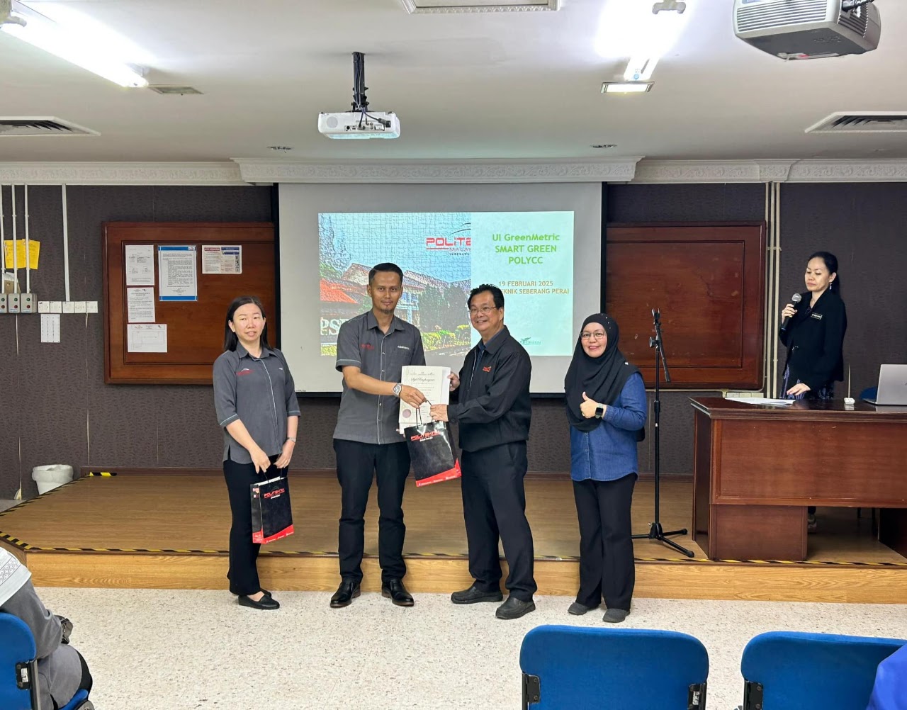 Sesi penyampaian penghargaan sempena lawatan penanda arasan.