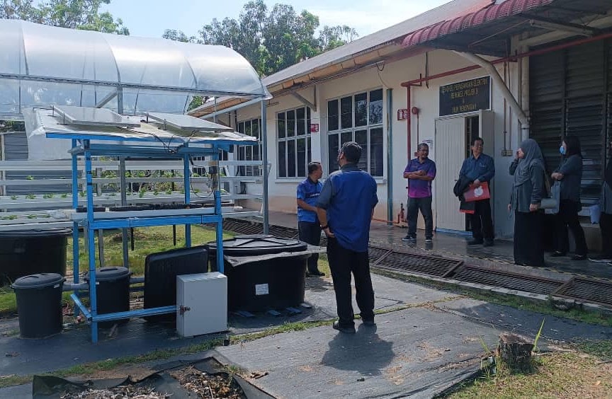 Delegasi meninjau tapak projek Smart Green di Politeknik Seberang Perai.