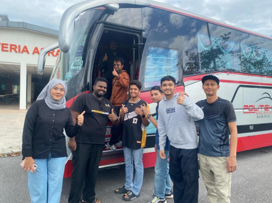 Gambar berkumpulan di hadapan bas PBU sempena Program Perkongsian Kenderaan.