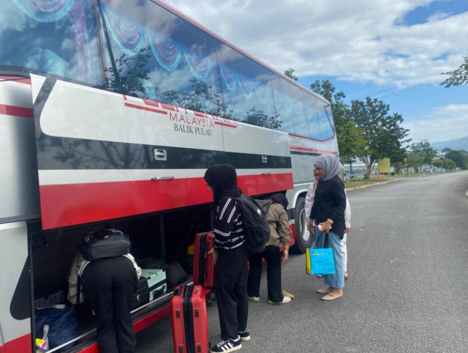 Persiapan bagasi sebelum perjalanan menggunakan bas institusi.