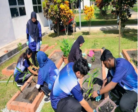 Aktiviti penanaman dan penjagaan herba sempena program Earth Day di PBU.