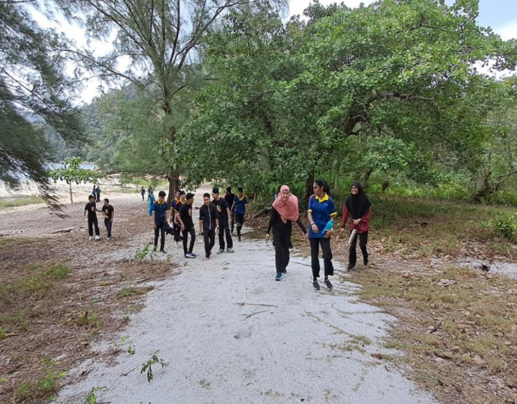 Peserta meneroka kawasan Taman Negara Pulau Pinang sempena program Nature Adventure.