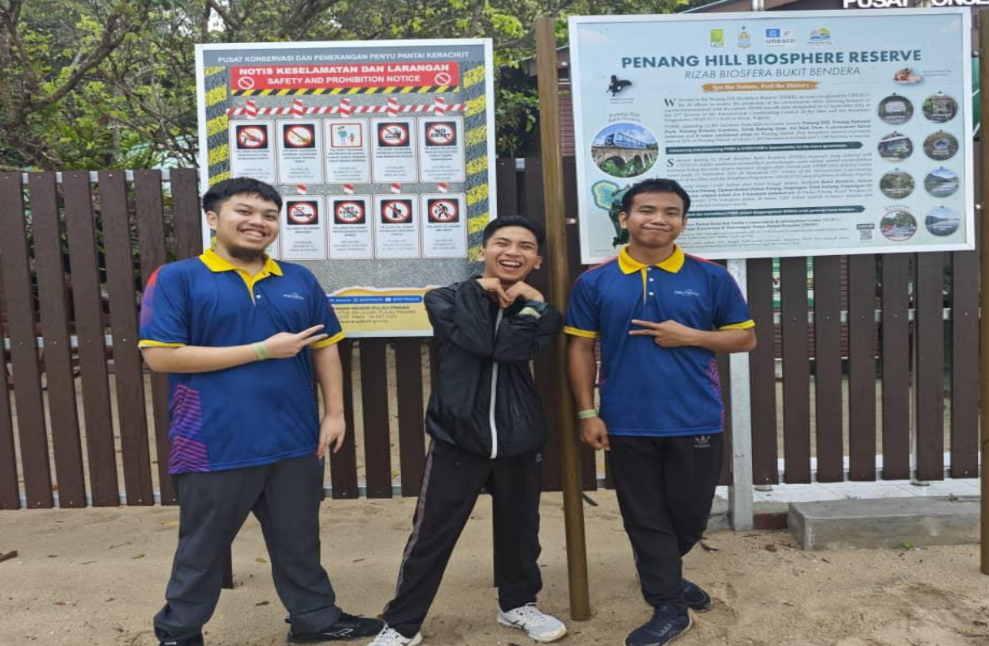 Peserta di kawasan papan maklumat konservasi dan biodiversiti.