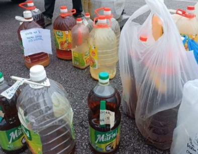Minyak masak terpakai yang dikumpulkan dalam bekas untuk dikitar semula.