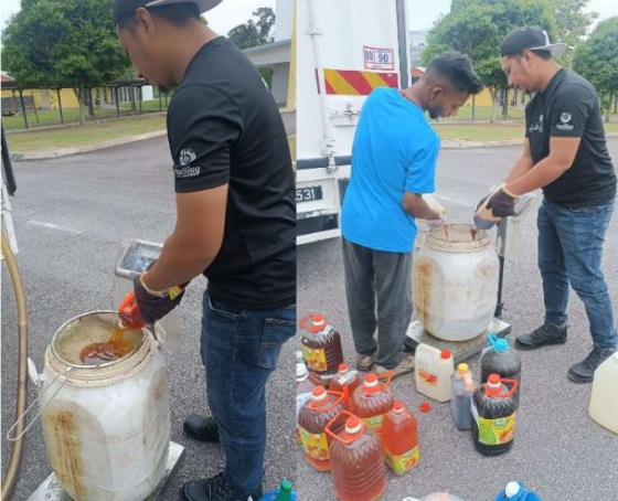 Proses pengumpulan minyak masak terpakai ke dalam tong.