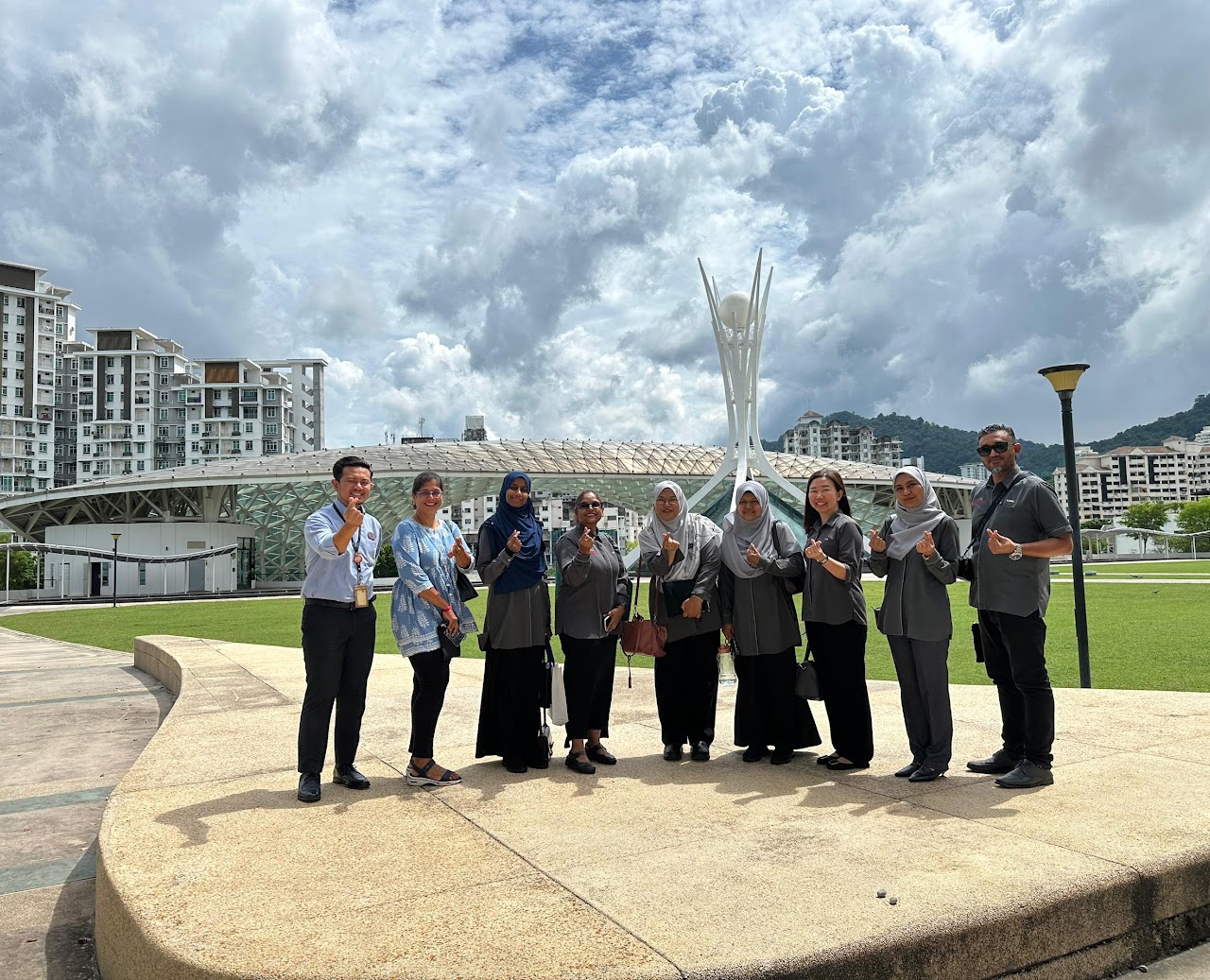 Gambar berkumpulan sempena lawatan penanda arasan Smart Green PBU ke Setia SPICE Convention Centre.