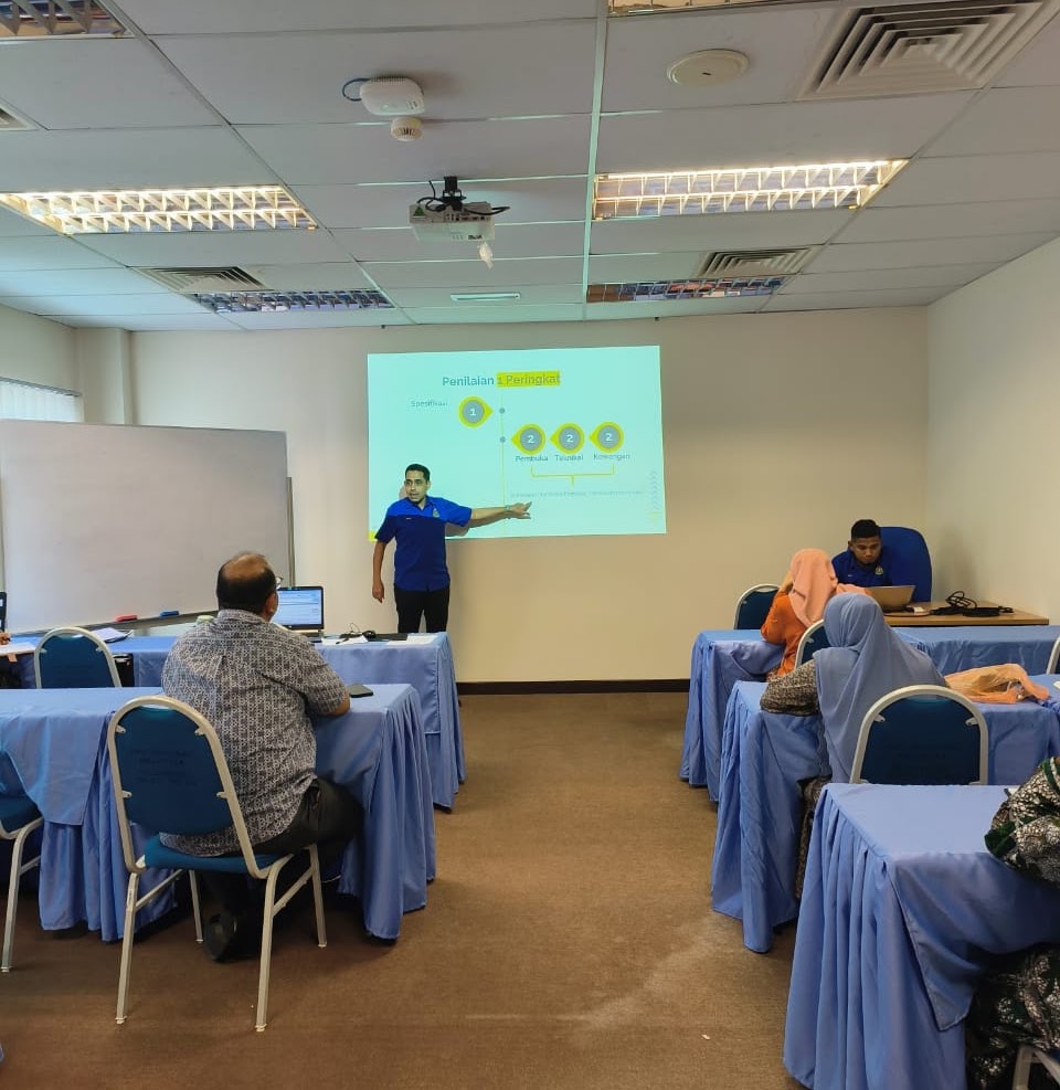 Suasana sesi penerangan dalam Bengkel Pematuhan Tatacara Perolehan Hijau.