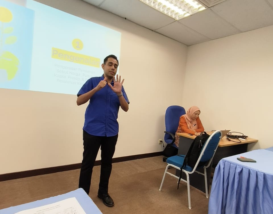 Penerangan kepada peserta semasa bengkel.