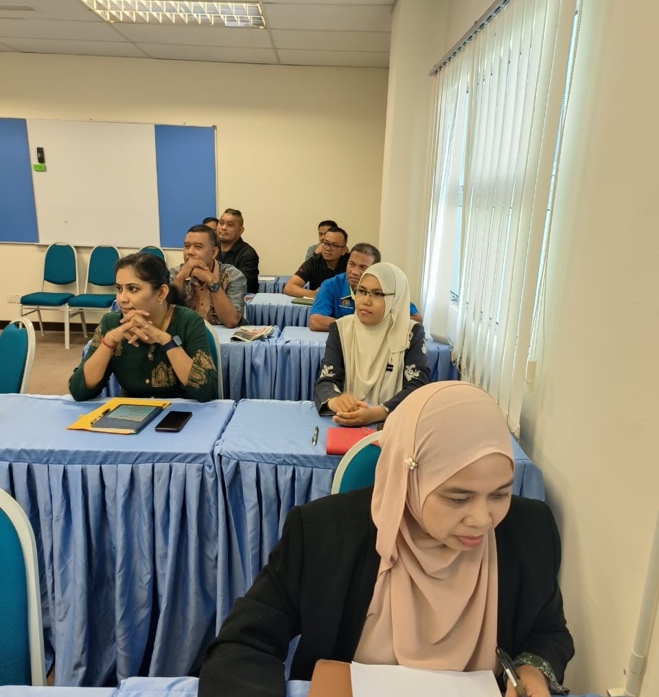 Peserta mengikuti sesi pembelajaran dalam bengkel perolehan hijau.
